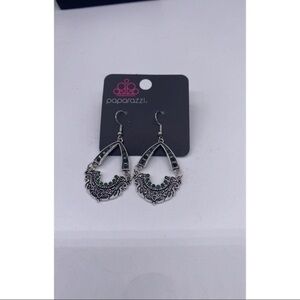 Royal Engagement-Green Earrings
Item‎ 75